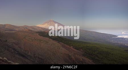 Panorama de l'est sur le Parc National du Teide, Parque Nacional del Teide, jusqu'au Pico del Teide, 3715m, au lever du soleil, Tenerife, Îles Canaries, Espagne, EUR Banque D'Images