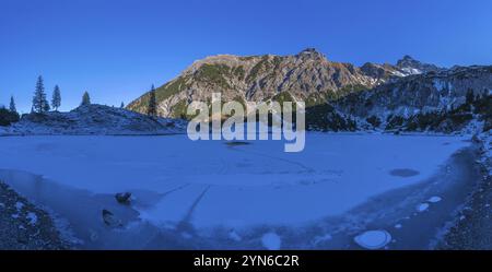 Bas Gaisalpsee, derrière elle l'Entschenkopf, 2043m, Alpes d'Allgaeu, Allgaeu, Bavière, Allemagne, Europe Banque D'Images