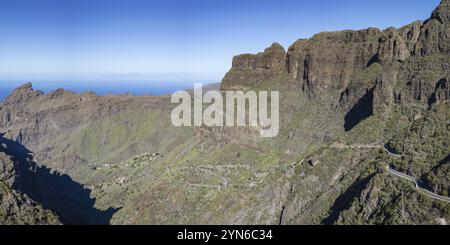 Le village de montagne de Masca entouré de formations rocheuses volcaniques et la gorge de Masca, Barranco de Masca, montagnes Teno, Tenerife, îles Canaries Banque D'Images