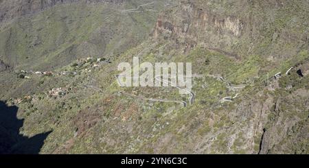 Le village de montagne de Masca entouré de formations rocheuses volcaniques et la gorge de Masca, Barranco de Masca, montagnes Teno, Tenerife, îles Canaries Banque D'Images