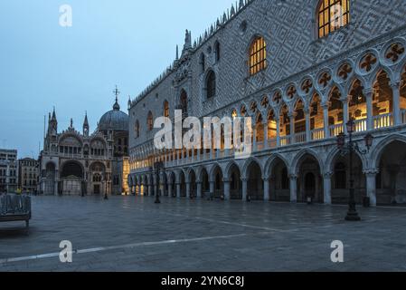 Palais des Doges illuminé à Venise tôt le matin, Italie, Europe Banque D'Images