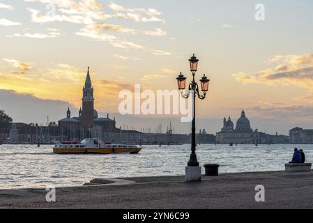 Coucher de soleil à Venise, vue depuis le quartier du Castello, Italie, Europe Banque D'Images