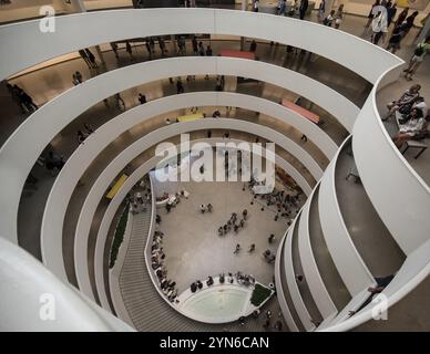 NEW YORK, USA, 21 AOÛT 2022, atrium et escaliers au célèbre musée Guggenheim à New York, USA, Amérique du Nord Banque D'Images