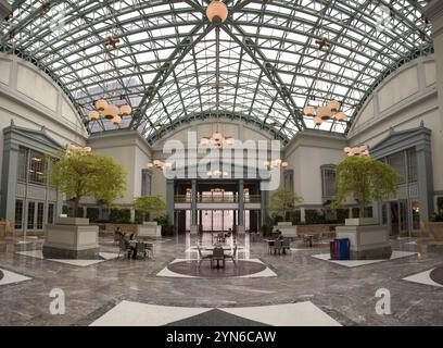 CHICAGO, États-Unis, 29 AOÛT 2019 : emblématique Millennium Egg et la skyline de Chicago, salle de lecture USAScenic sous le toit en verre du Harold Washington P. Banque D'Images