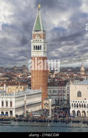 Campanile de Basilique San Marco à Venise par temps pluvieux, vue de San Giorgio Maggiore, Italie, Europe Banque D'Images