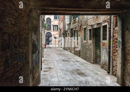 Allée abandonnée dans le quartier de Cannaregio à Venise, Italie, Europe Banque D'Images