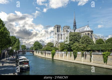 Cathédrale notre-Dame de l'autre côté de la Seine avant l'incendie, Paris, France, Europe Banque D'Images