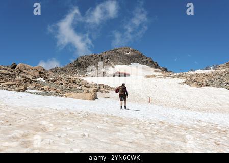 Randonnée des derniers mètres jusqu'à la cabane Mueller, le mont Oliver en arrière-plan, le parc national d'Aoraki, l'île du Sud de la Nouvelle-Zélande Banque D'Images