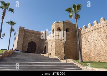 Ancien mur et porte principale de la célèbre Kasbah des Oudayas dans le centre de Rabat, Maroc, Afrique Banque D'Images