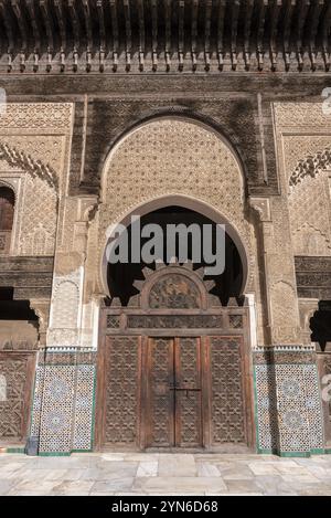 Fès, Maroc, 05 avril 2023, façade orientale traditionnelle dans la cour de la madrasa Bou Inaniya dans la médina de Fès, Maroc, Afrique Banque D'Images