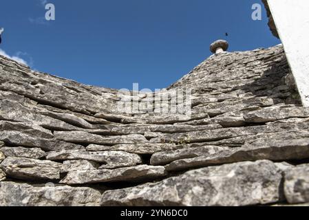 Toit en pierre pilée typique d'un trullo à Alberobello, Italie, Europe Banque D'Images