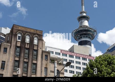 AUCKLAND, NOUVELLE-ZÉLANDE, 28 JANVIER 2023, vieux gratte-ciel dans le centre-ville d'Auckland et la Skytower en arrière-plan, Nouvelle-Zélande, Océanie Banque D'Images