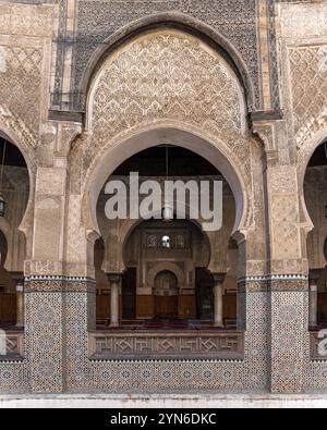 Fès, Maroc, 05 avril 2023, façade orientale traditionnelle dans la cour de la madrasa Bou Inaniya dans la médina de Fès, Maroc, Afrique Banque D'Images