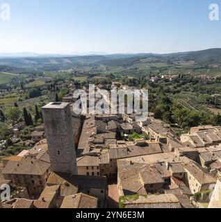 Large vue panoramique sur le centre-ville de San Gimignano et Torre Ficarelli, vu de Torre Grosso, Italie, Europe Banque D'Images