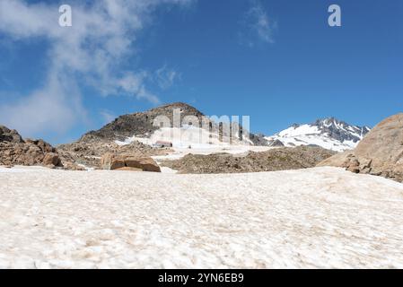 Randonnée des derniers mètres jusqu'à la cabane Mueller, le mont Oliver en arrière-plan, le parc national d'Aoraki, l'île du Sud de la Nouvelle-Zélande Banque D'Images