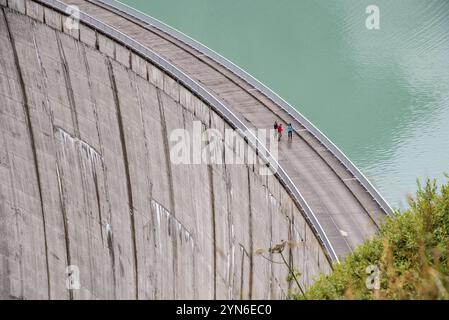 Le mur du barrage du réservoir de Mooserboden près de Kaprung, dans les Alpes autrichiennes Banque D'Images