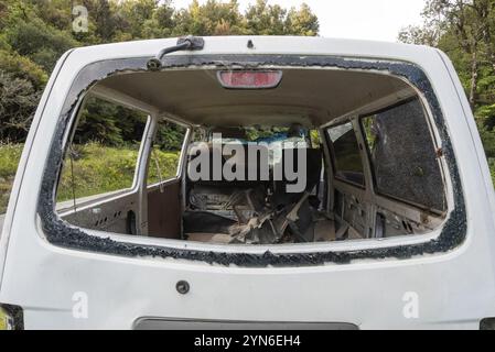 Voiture détruite après un accident sur la route dans le parc national te Urewera, Nouvelle-Zélande, Océanie Banque D'Images