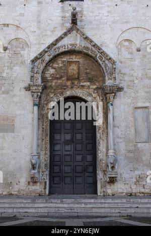 Façade de la basilique emblématique San Nicola dans le centre-ville de Bari, Italie, Europe Banque D'Images