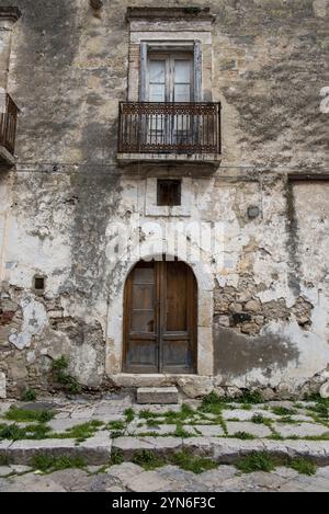 Allée abandonnée et maisons vides à Lesina, une petite ville de Gargano, dans le sud de l'Italie Banque D'Images