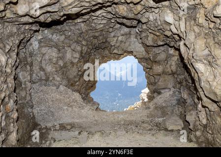 Vue d'une faille des tunnels du Mont Lagazuoi, construits pendant la première Guerre mondiale, les Alpes Dolomites dans le Tyrol du Sud Banque D'Images