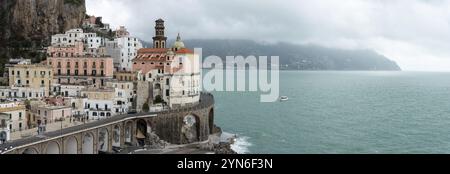 Paysage urbain côtier de la ville d'Atrani en Italie Banque D'Images