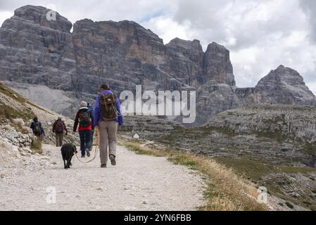 Randonnée en compagnie d'un chien autour des 3 montagnes pittoresques de Zinnen dans les Dolomites, dans le Tyrol du Sud Banque D'Images