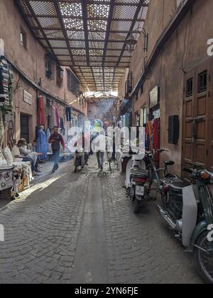 Impressions de souks marocains typiques dans la médina de Marrakech Banque D'Images