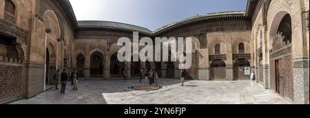 Fès, Maroc, 05 avril 2023, façade orientale traditionnelle dans la cour de la madrasa Bou Inaniya dans la médina de Fès, Maroc, Afrique Banque D'Images