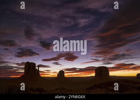 Magnifique lever de soleil sur la Monument Valley, Arizona, USA, Amérique du Nord Banque D'Images