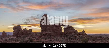 Coucher de soleil sur Turret Arch dans le parc national des Arches, États-Unis, Amérique du Nord Banque D'Images