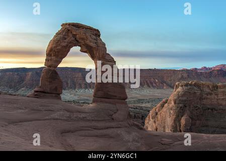 Lever de soleil sur Delicate Arch dans le parc national des Arches, États-Unis, Amérique du Nord Banque D'Images