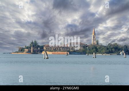 Vue du Lido à l'île abandonnée de Poveglia, un ancien hôpital psychiatrique à Venise, Italie, Europe Banque D'Images