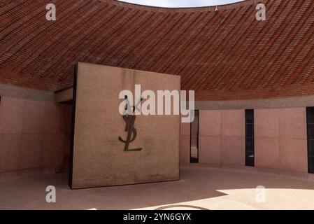 MARRAKECH, MAROC, 19 AVRIL 2023, Initals d’Yves Saint Laurent dans le patio de son musée à Marrakech, Maroc, Afrique Banque D'Images