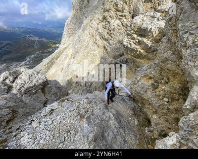 Randonnée aventureuse jusqu'au mont Lagazuoi dans les Alpes Dolomites, pronvince autonome du Tyrol du Sud en Italie Banque D'Images