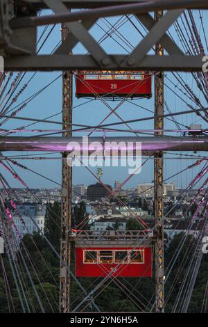 Rouler avec la célèbre grande roue viennoise dans la soirée, Autriche, Europe Banque D'Images