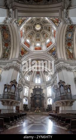 SALZBOURG, AUTRICHE- 14 SEPTEMBRE 2022, L'intérieur de la cathédrale de Salzbourg et sa belle coupole, Autriche, Europe Banque D'Images