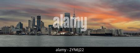 AUCKLAND, NOUVELLE-ZÉLANDE, 24 JANVIER 2023, coucher de soleil sur la ligne d'horizon d'Auckland, Nouvelle-Zélande, Océanie Banque D'Images