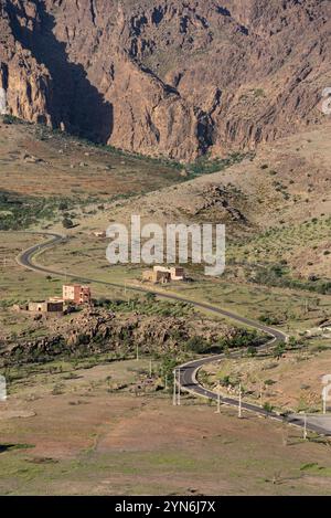 Habitations dans la région de Tizourgane, montagnes de l'anti-Atlas en arrière-plan, Maroc, Afrique Banque D'Images