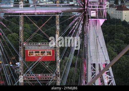 Rouler avec la célèbre grande roue viennoise dans la soirée, Autriche, Europe Banque D'Images