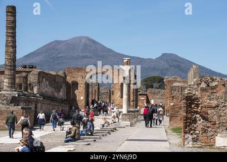 POMPÉI, ITALIE, 04 MAI 2022, vue célèbre du forum de Pompéi antique, le volcan Vésuve en arrière-plan, Italie, Europe Banque D'Images