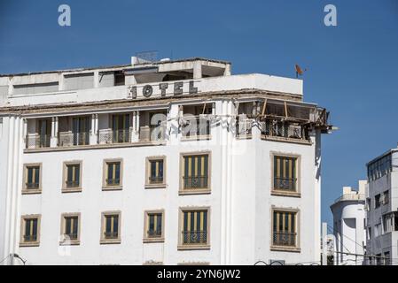 Un échafaudage très simple dans un ancien bâtiment abandonné de l'hôtel dans le centre de Rabat, Maroc, Afrique Banque D'Images