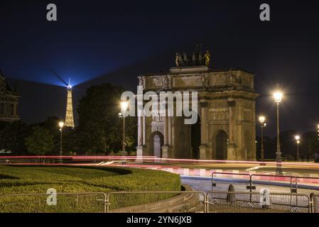 PARIS, FRANCE, 13 MAI 2022, Arc de Triomphe sur la place du Caroussel devant le Palais du Louvre, vue de la Tour Eiffel illuminée à l'arrière, Paris, Fra Banque D'Images