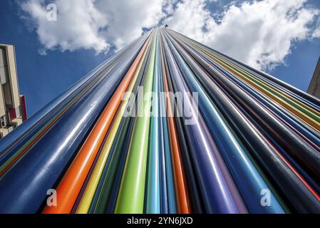 PARIS, FRANCE, 29 MAI 2022, installation artistique de tubes colorés arc-en-ciel dans le quartier de la Défense à Paris France Banque D'Images