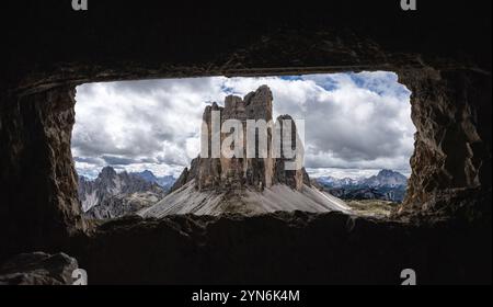 Vue depuis une vieille fenêtre de tunnel militaire vers l'emblématique montagne des trois pics dans les Dolomites, ancien front autrichien-italien dans le First Wor Banque D'Images