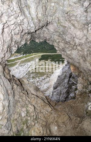 Vue d'une faille des tunnels du Mont Lagazuoi, construits pendant la première Guerre mondiale, les Alpes Dolomites dans le Tyrol du Sud Banque D'Images