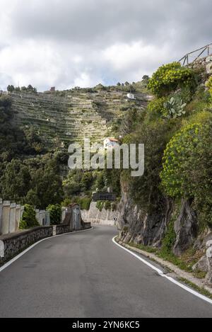 Une route tortueuse sur la côte amalfitaine, terrasses de citron au-dessus, le sud de l'Italie Banque D'Images