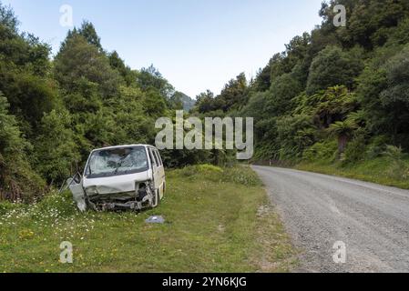 Voiture détruite après un accident sur la route dans le parc national te Urewera, Nouvelle-Zélande, Océanie Banque D'Images