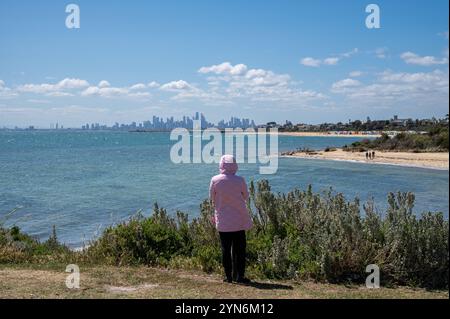 01.11.2024, Melbourne, Victoria, Australie - vue depuis Brighton Beach Gardens vers Port Phillip Bay, Holloway Beach et Brighton Beach avec le quartier des affaires. Banque D'Images