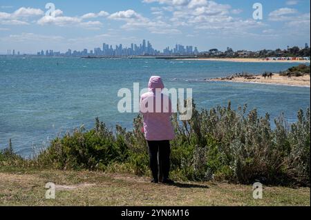 01.11.2024, Melbourne, Victoria, Australie - vue depuis Brighton Beach Gardens vers Port Phillip Bay, Holloway Beach et Brighton Beach avec le quartier des affaires. Banque D'Images