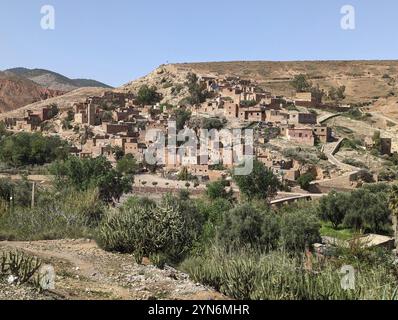 Le petit village Moulay Brahim dans les montagnes de l'Atlas au nord du Maroc Banque D'Images